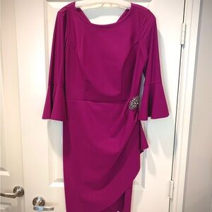 Alex Evenings Dress Womens 10 Magenta color 3/4 Flare Sleeve w/beautiful Brooch